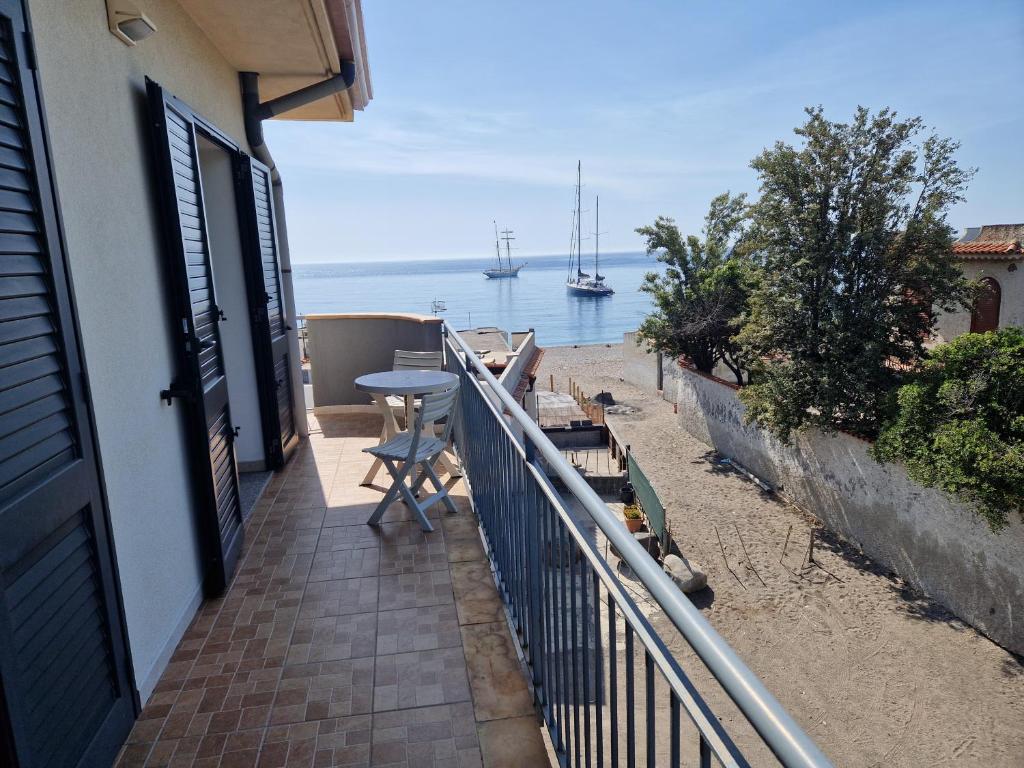 Santanna Beach House - Fondachello-apartments com - Housity