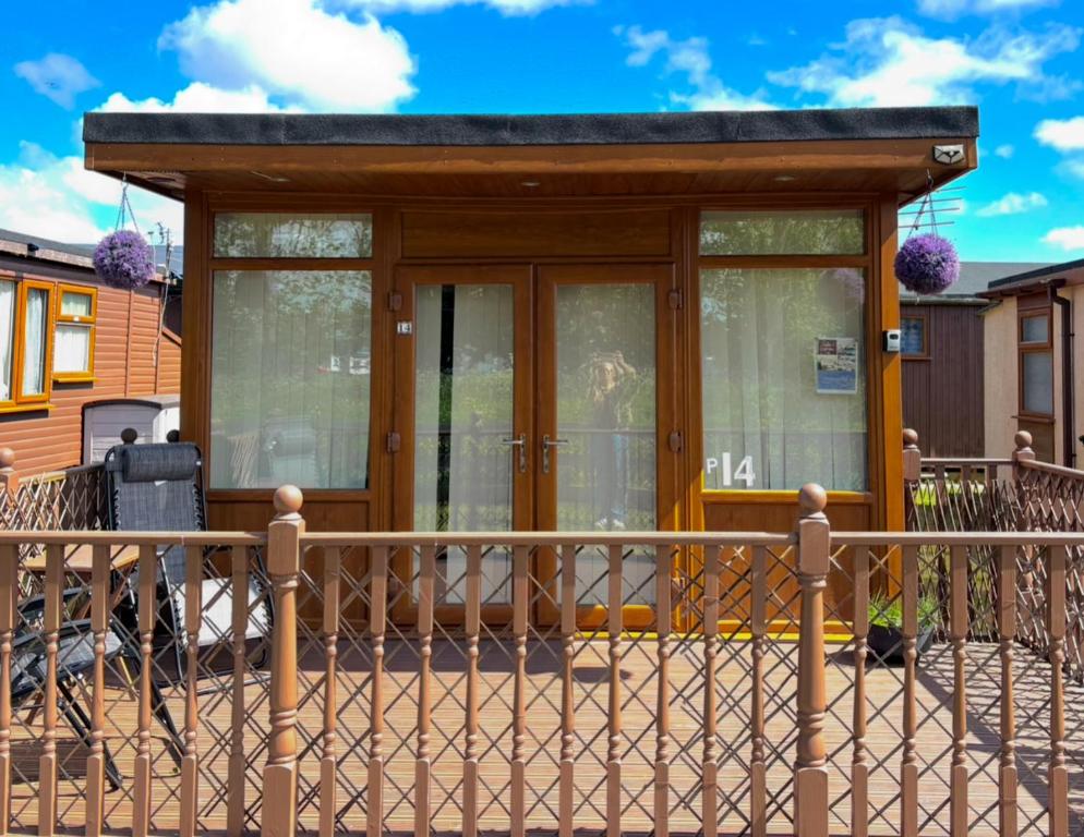 a small house with a fence in front of it at Seaside Chalet Mablethorpe in Mablethorpe