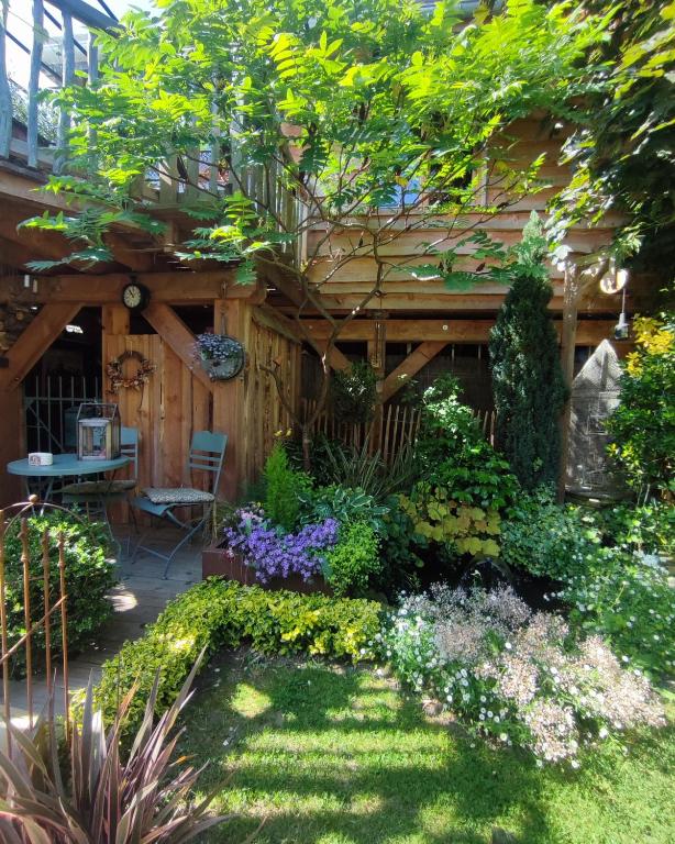 Vonkajšia záhrada v ubytovaní La cabane du bon chemin ,spa