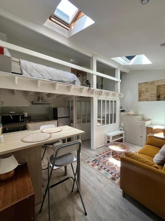 Il dispose d'une cuisine et d'un salon avec une mezzanine. dans l'établissement Studio with mezzanine St Michel, à Bordeaux