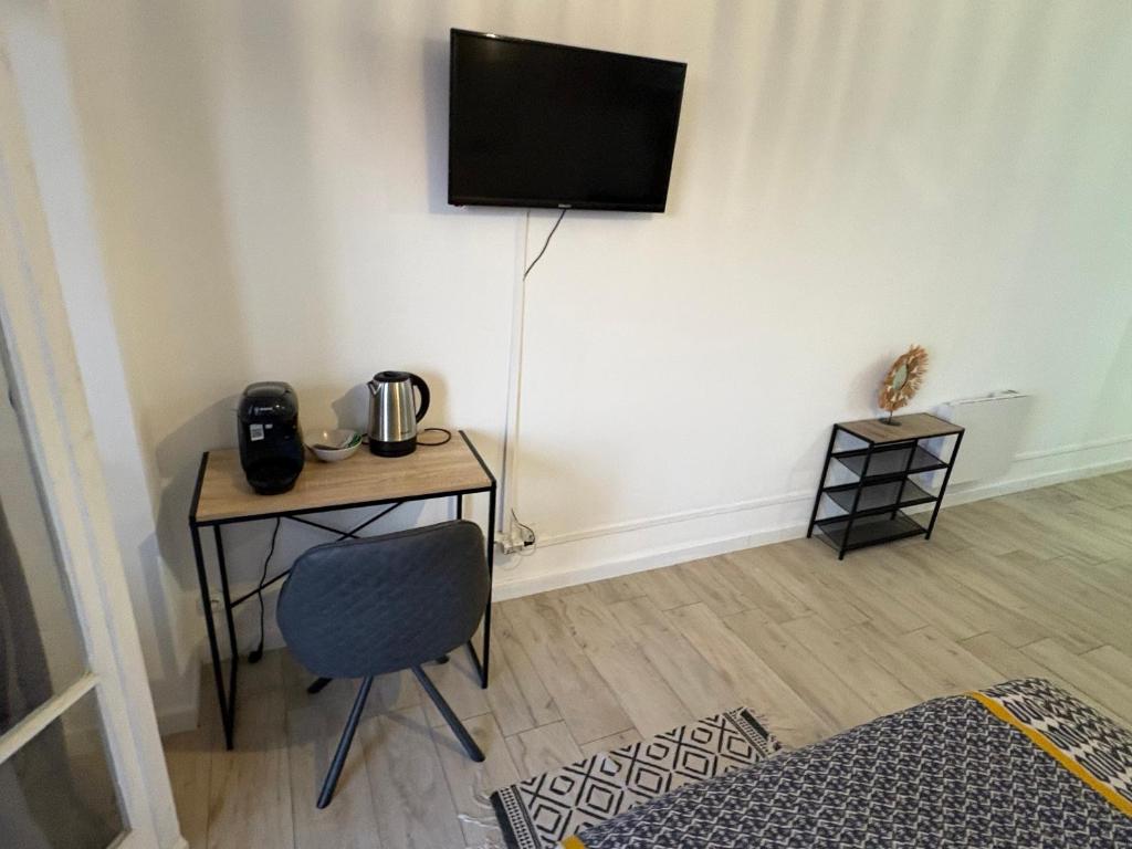 Televízia a/alebo spoločenská miestnosť v ubytovaní logement vue sur mer