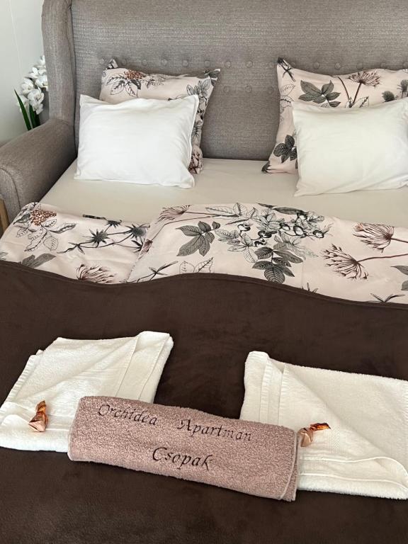 Postel nebo postele na pokoji v ubytování Orchidea Apartman