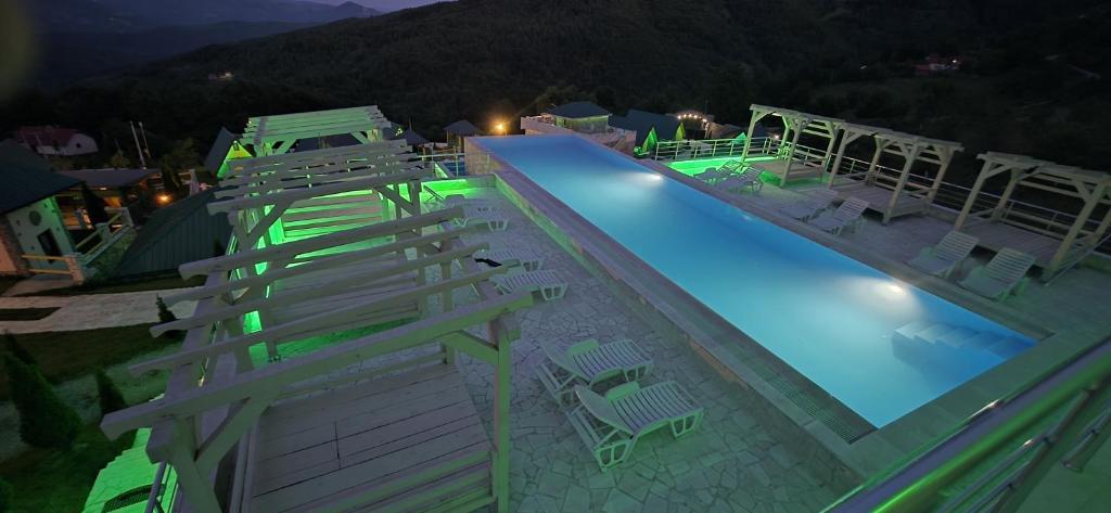 Bazén v ubytování Bali Mountain resort Montenegro nebo v jeho okolí