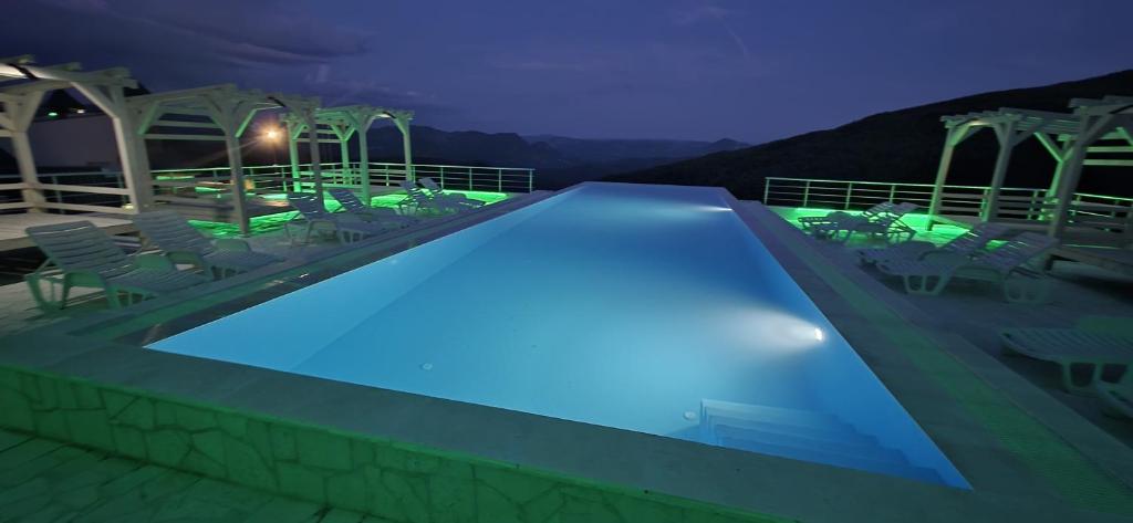 Bazén v ubytování Bali Mountain resort Montenegro nebo v jeho okolí