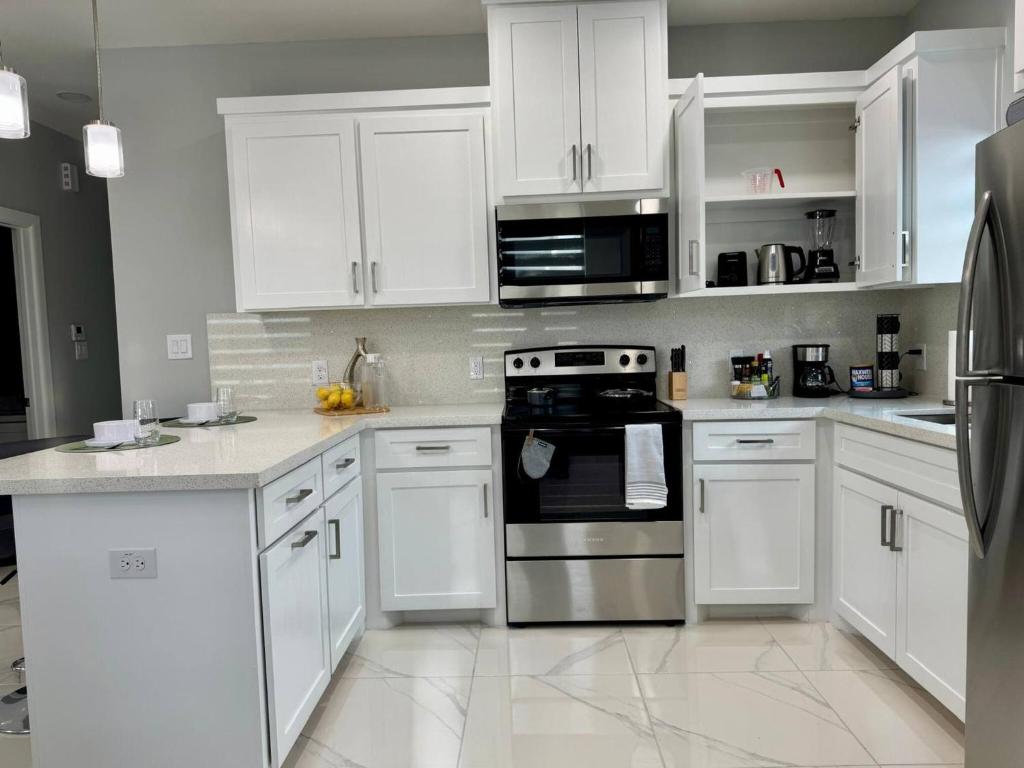 Η κουζίνα ή μικρή κουζίνα στο New Cozy & Spacious Apartment - Near Expressway