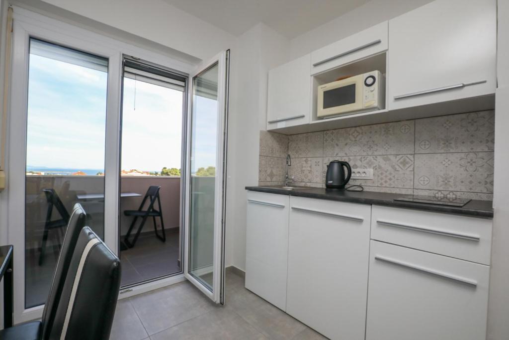 Dapur atau dapur kecil di Apartman Ulika