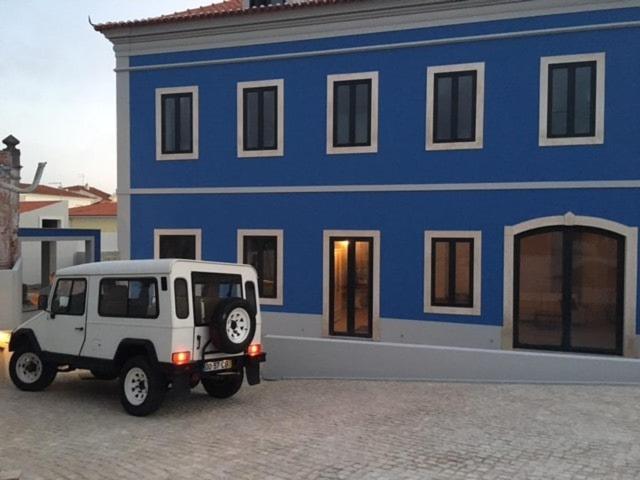 フォス・ド・アレーリョにあるQuinta Azul Luxury villa with private pool close to lagoon and beachの青い建物の前に駐車された白いジープ
