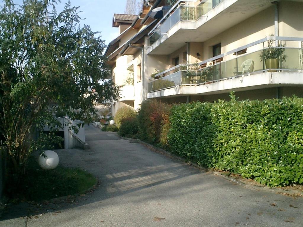 un trottoir à côté d'un bâtiment avec balcon dans l'établissement Cosy Studio - Annecy, à Annecy