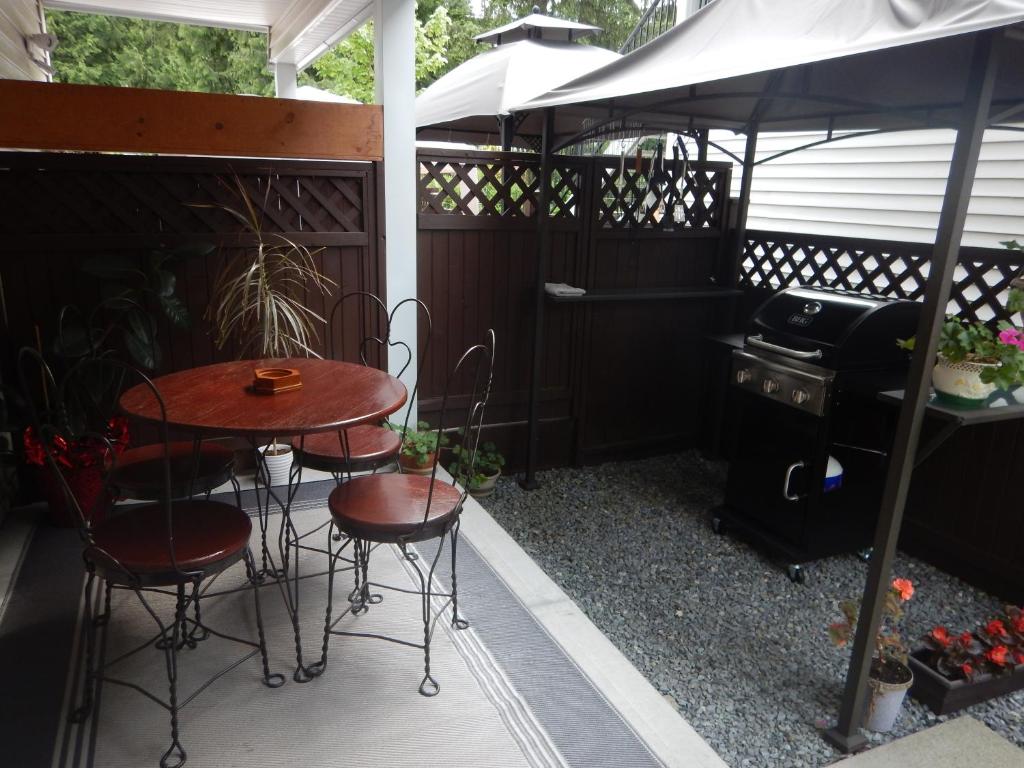 Patio nebo venkovní prostory v ubytování Clean and Quiet 2 bdr 2 bthr private entrance entire guests suite near Coquitlam Center mall and skytrain