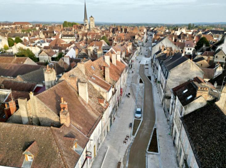 une vue aérienne sur une ville avec des bâtiments et des toits dans l'établissement Le Thiers chambre deluxe, à Auxonne