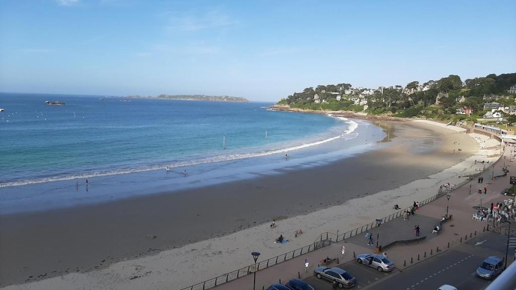 - une vue sur la plage et l'océan dans l'établissement Studio, Trestraou Beach, Perros Guirec, à Perros-Guirec