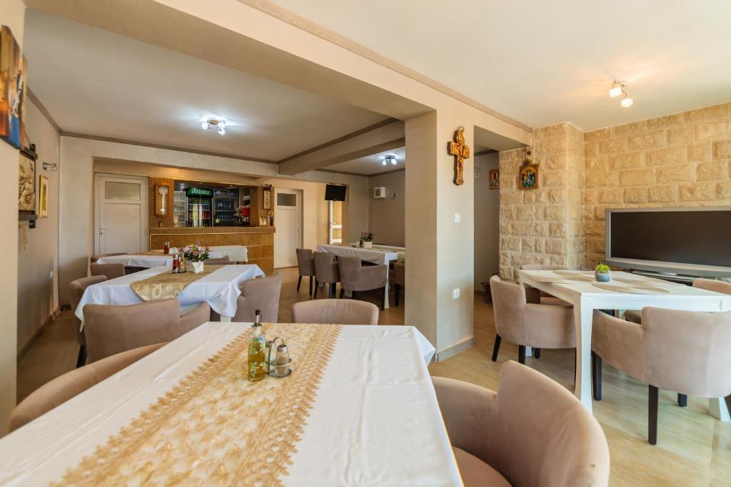 TV a/nebo společenská místnost v ubytování Apart Hotel S Lux
