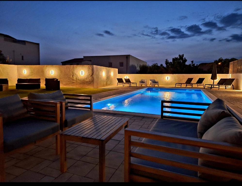 Bazén v ubytovaní LUCY Apartments with heated pool & free private parking alebo v jeho blízkosti