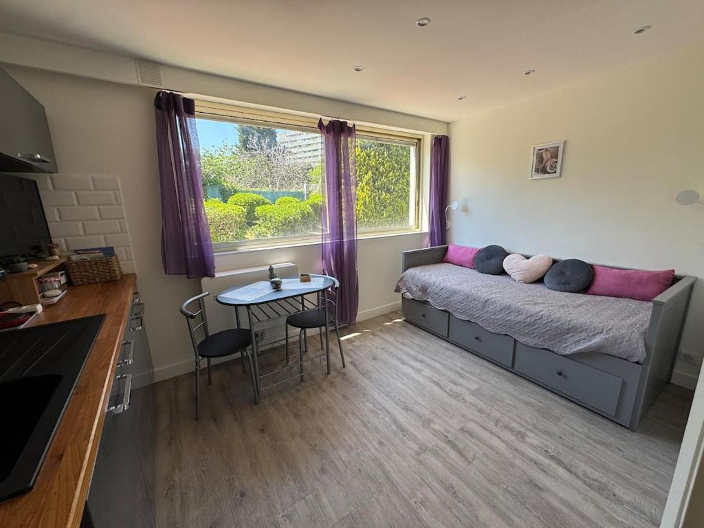 une chambre avec un lit, une table et une fenêtre dans l'établissement #COC Marina Baie des Anges - Studette, à Villeneuve-Loubet