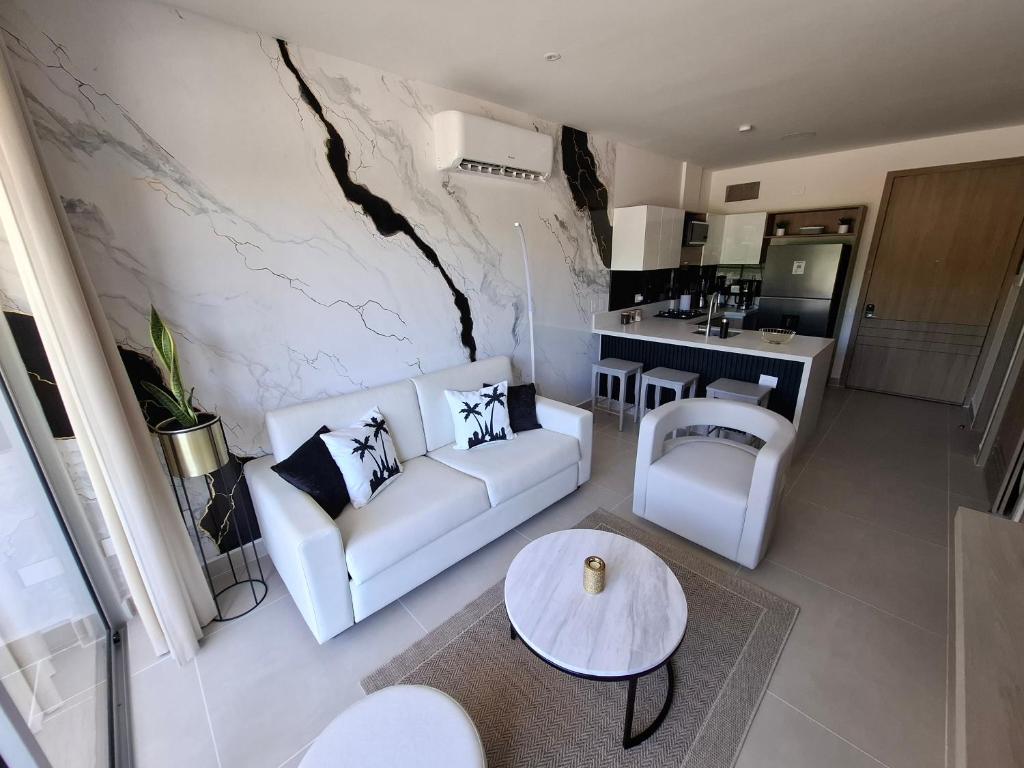 un salon avec un canapé et une table dans l'établissement Baia Kristal - Vacaciones Cartagena Colombia, à Carthagène des Indes