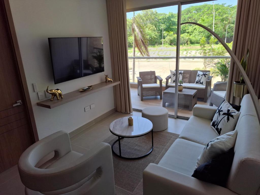 un salon avec un canapé et une télévision dans l'établissement Baia Kristal - Vacaciones Cartagena Colombia, à Carthagène des Indes