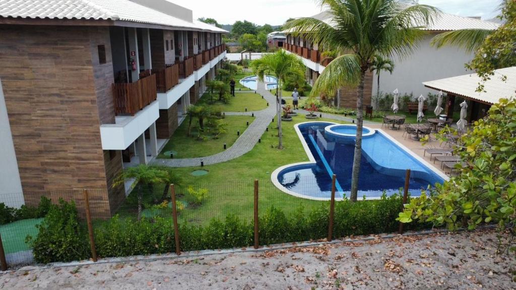 una vista de la piscina en un resort en Mirante da Lagoa 08, en Camassari