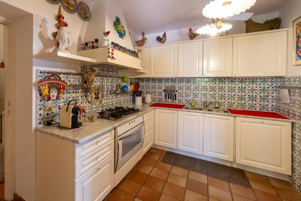 Kuchyň nebo kuchyňský kout v ubytování Villa a Cala Piccola