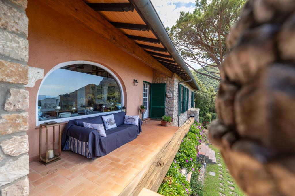 Balkón nebo terasa v ubytování Villa a Cala Piccola