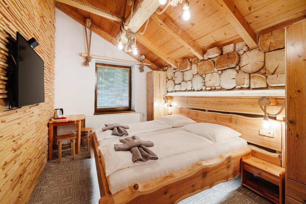 una camera da letto con un letto con un orsacchiotto sopra di Ranč Podlesok a Hrabušice