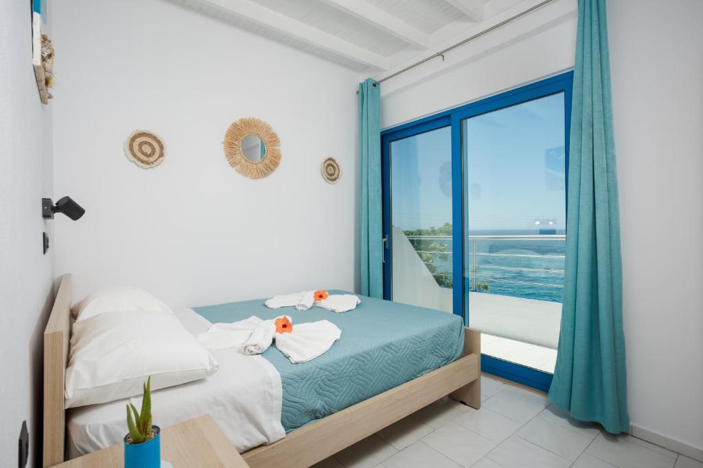 Postel nebo postele na pokoji v ubytování Finikas Resort Sfakia - Seaside Rooms