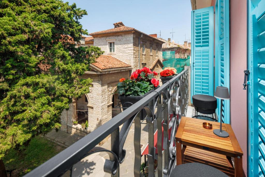 Old Town Nona Apartment with Balcony, Garden & FREE PARKING