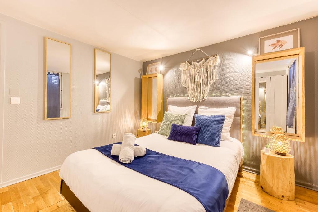 - une chambre avec 2 lits dotés d'oreillers bleus dans l'établissement Rafraichisseur d'air, entrée privée, proche Paris - Genius, à Saint-Maur-des-Fossés