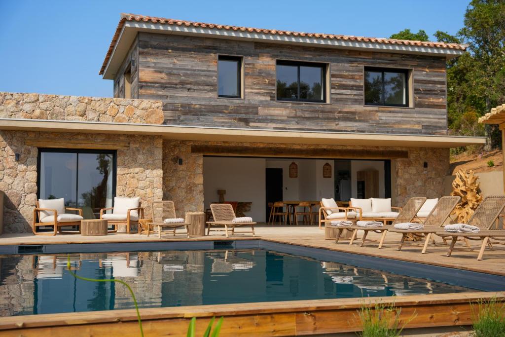 une villa avec piscine devant une maison dans l'établissement Bergerie entre plage et maquis, à Zonza