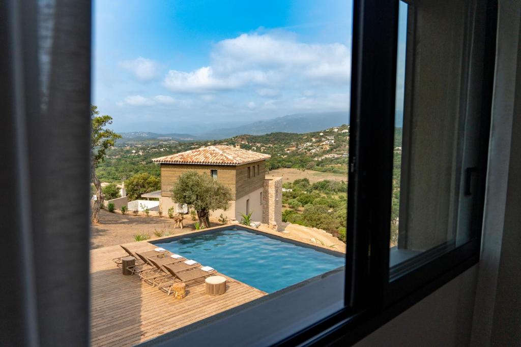 Vue générale sur la montagne ou vue sur la montagne depuis la villa