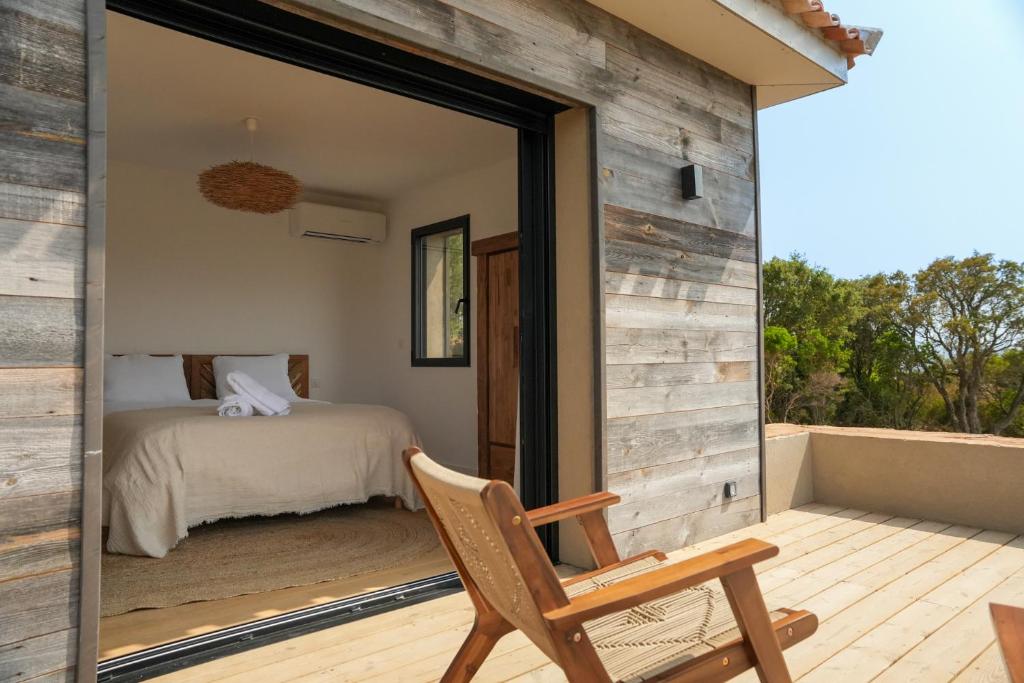 Balcon ou terrasse dans l'établissement Bergerie entre plage et maquis