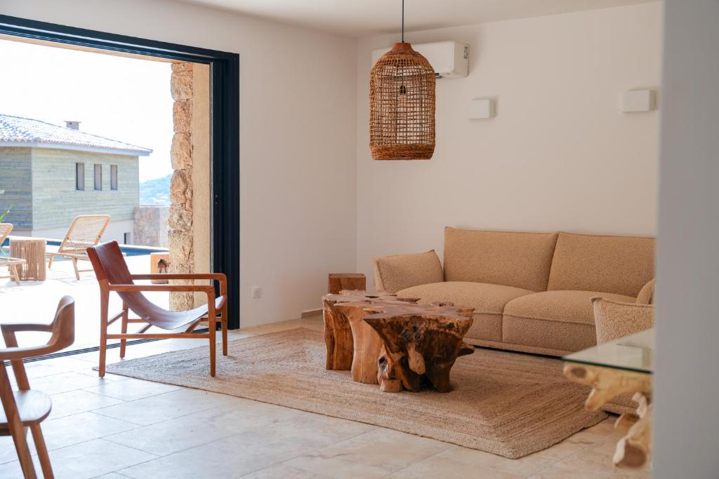 Coin salon dans l'établissement Bergerie entre plage et maquis