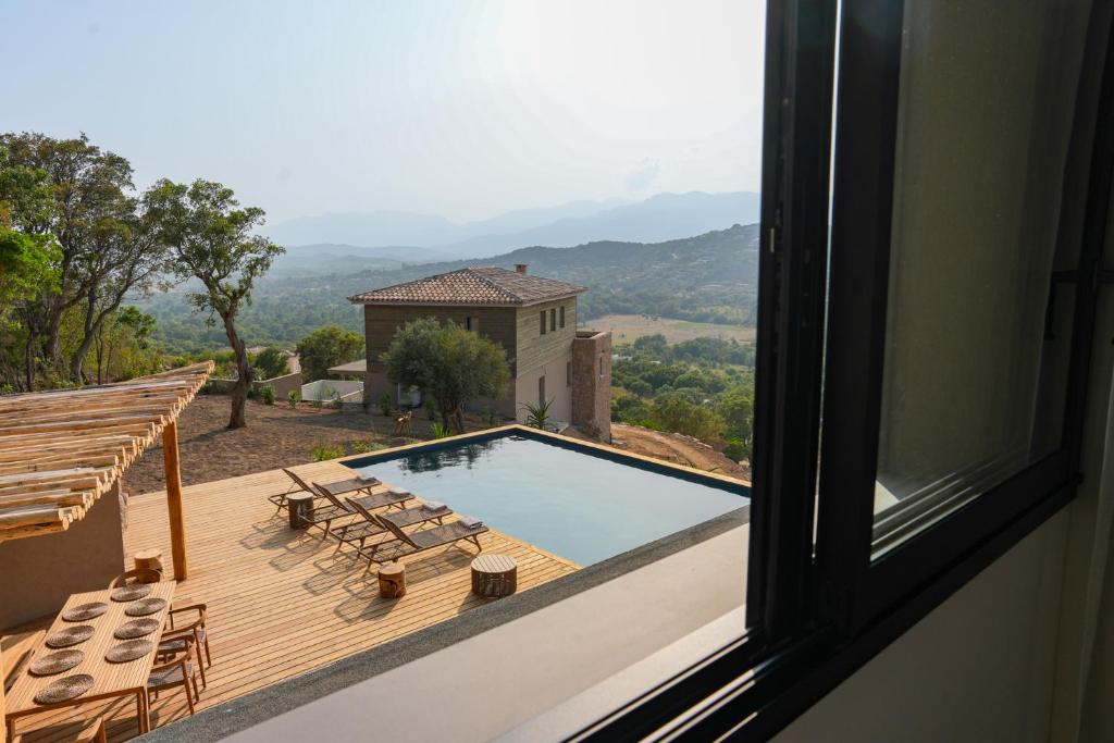 Vue générale sur la montagne ou vue sur la montagne depuis la villa