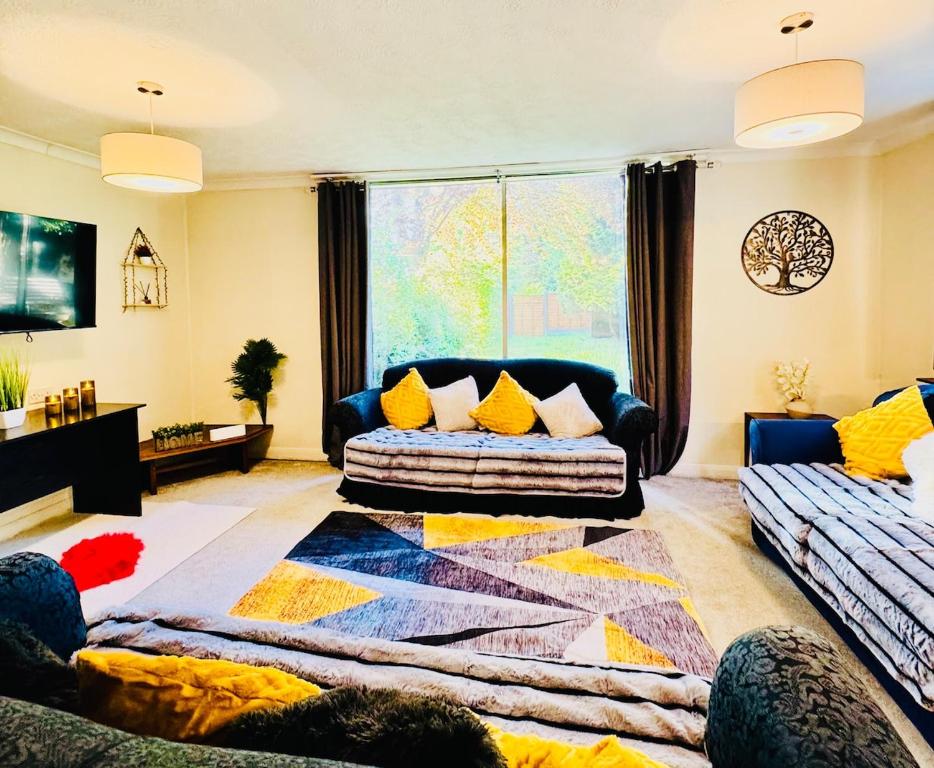 Postel nebo postele na pokoji v ubytování Beautiful and Spacious 4 Bed Room House In Coleshill-NEC