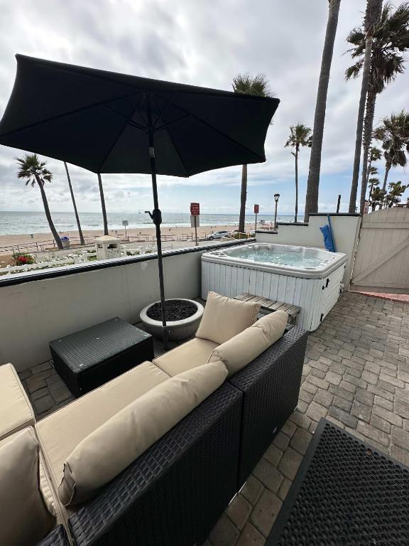Bazén v ubytování Manhattan Beach Beachfront On The Strand nebo v jeho okolí