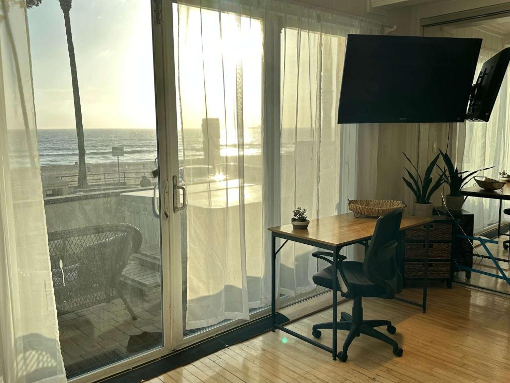 TV a/nebo společenská místnost v ubytování Manhattan Beach Beachfront On The Strand