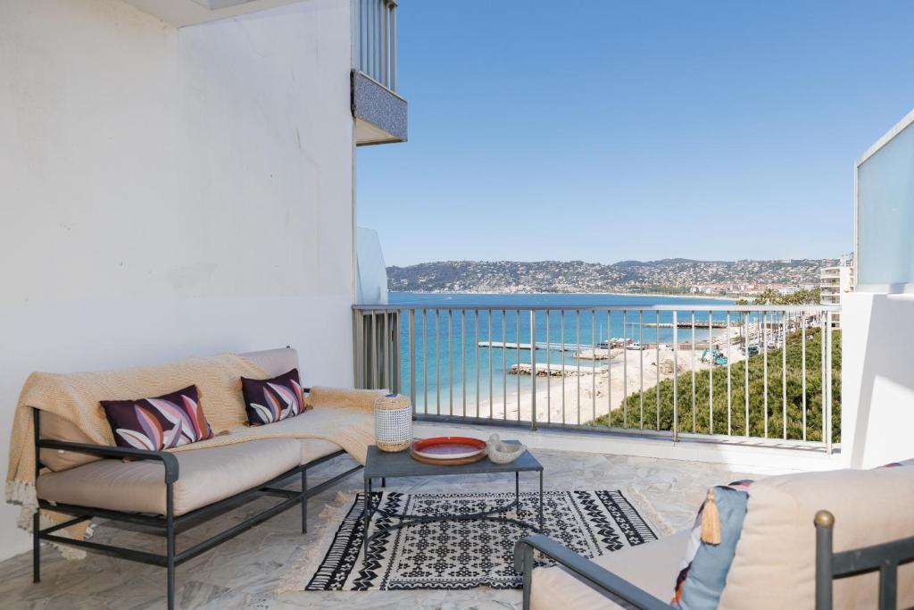 un salon avec un canapé et une vue sur l'océan dans l'établissement Rives dor, à Antibes