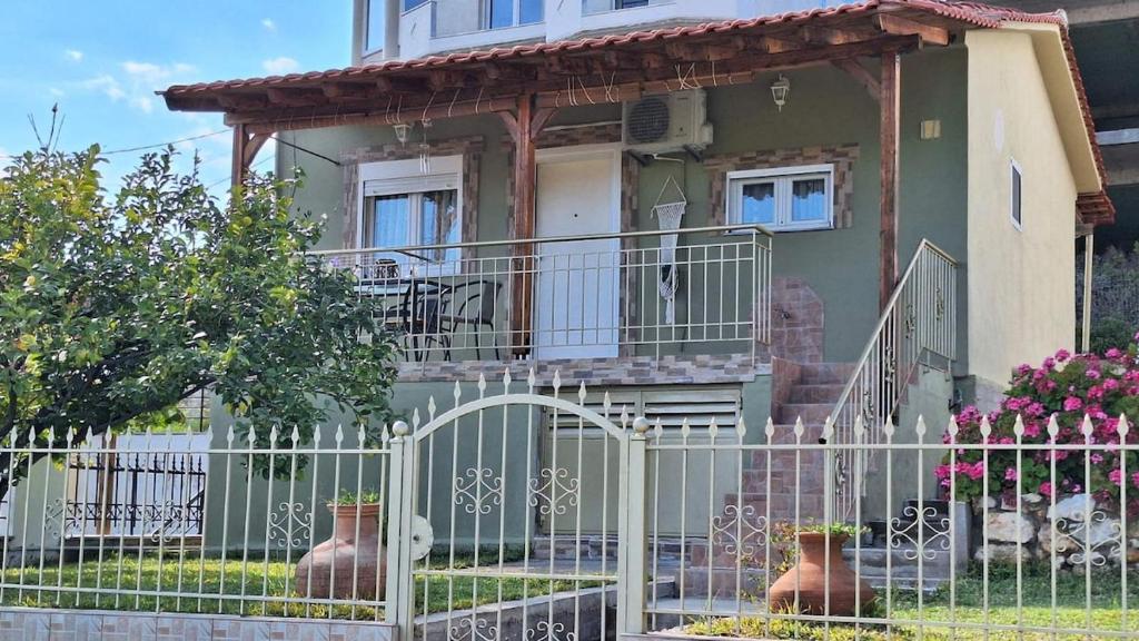 een huis met een wit hek ervoor bij Lemon tree House in Skala Marion