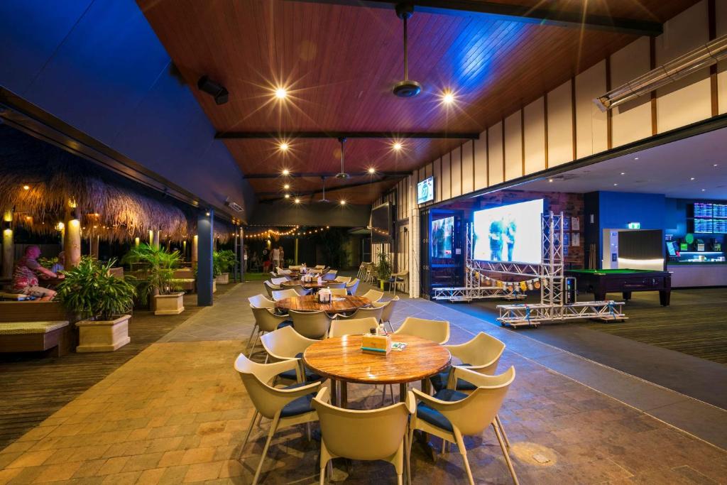 Restaurace v ubytování Nightcap at Kawana Waters Hotel