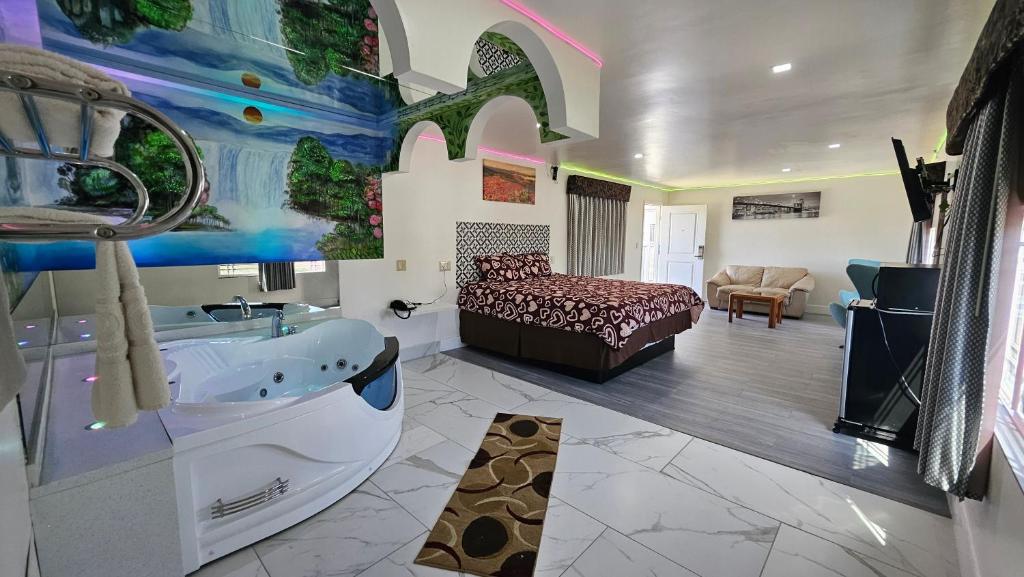 een slaapkamer met een bad, een bed en een wastafel bij Dream Inn in Inglewood