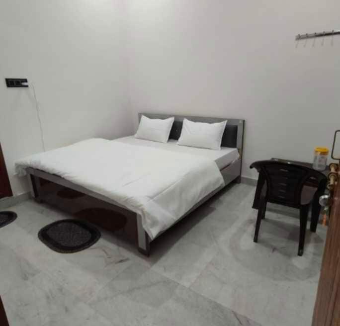 Giường trong phòng chung tại Hotel O by OYO Avantika Palace