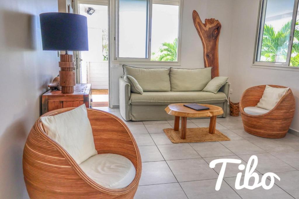 Coin salon dans l'établissement Haut de villa BEL BO & Bas de villa Tibo accès mer