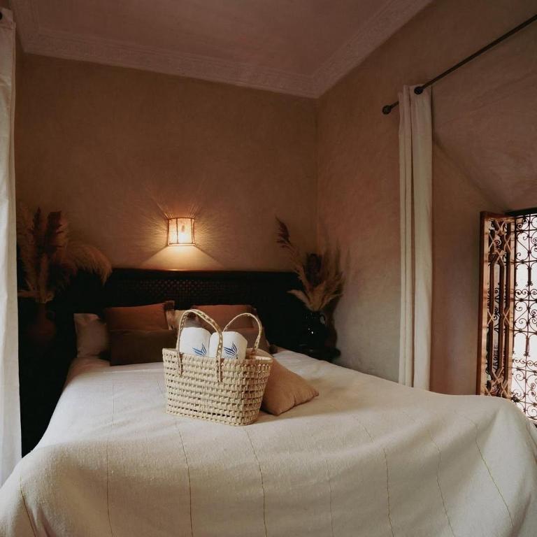 Postel nebo postele na pokoji v ubytování Riad Darino Marrakech Heritage