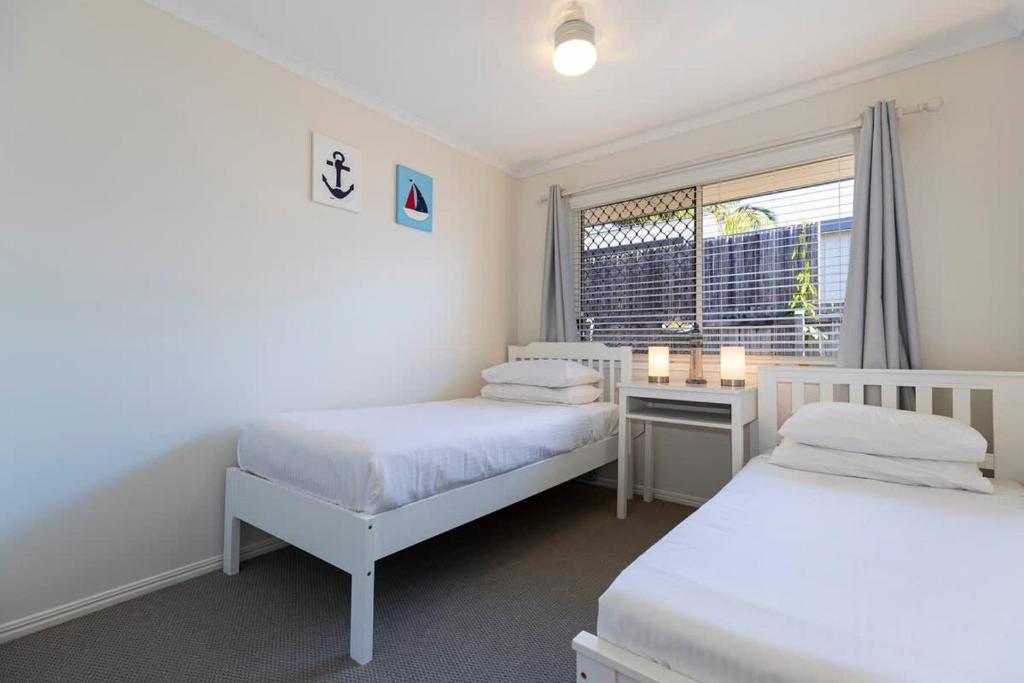 Voodi või voodid majutusasutuse Hidden Gem at Mudjimba - Walk to Cafes & Surf Beach toas