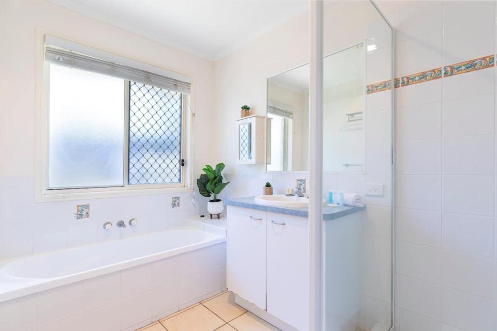 Vannituba majutusasutuses Hidden Gem at Mudjimba - Walk to Cafes & Surf Beach