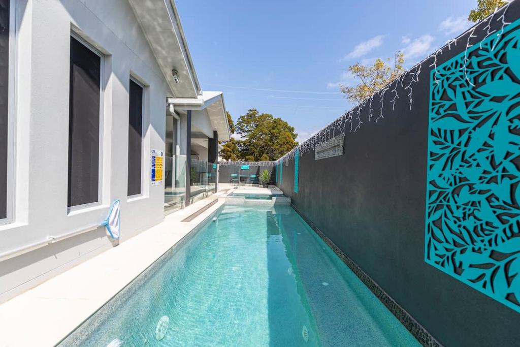 Πισίνα στο ή κοντά στο Bribie Breeze Family Retreat with Pool & BBQ
