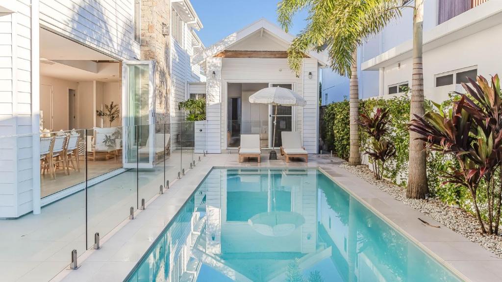 Coen by the Sea في ساحة كاسوارينا: صورة لحمام سباحة في منزل