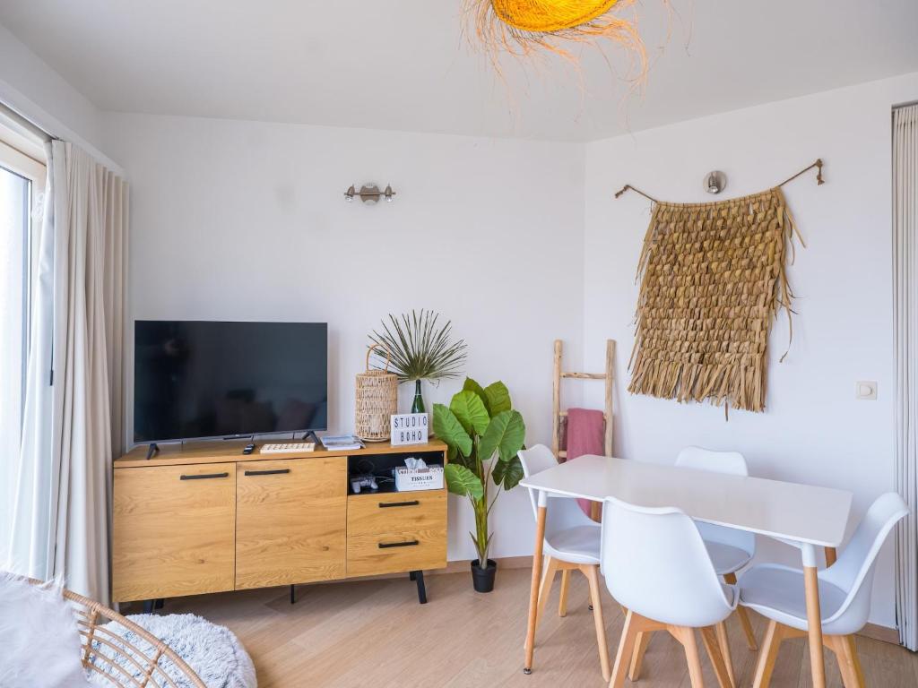 TV a/nebo společenská místnost v ubytování Studio by the Sea with Ibiza Vibes, cleaning included