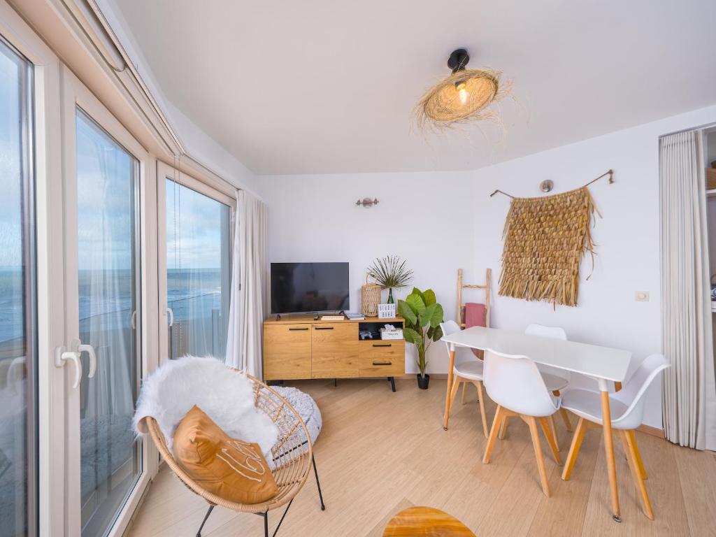 TV a/nebo společenská místnost v ubytování Studio by the Sea with Ibiza Vibes, cleaning included
