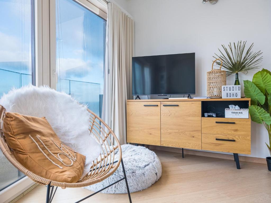 TV a/nebo společenská místnost v ubytování Studio by the Sea with Ibiza Vibes, cleaning included