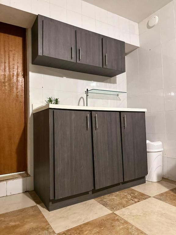 Kuchyň nebo kuchyňský kout v ubytování Cozy studio in amazing Manatí with AC, WiFi, Pool